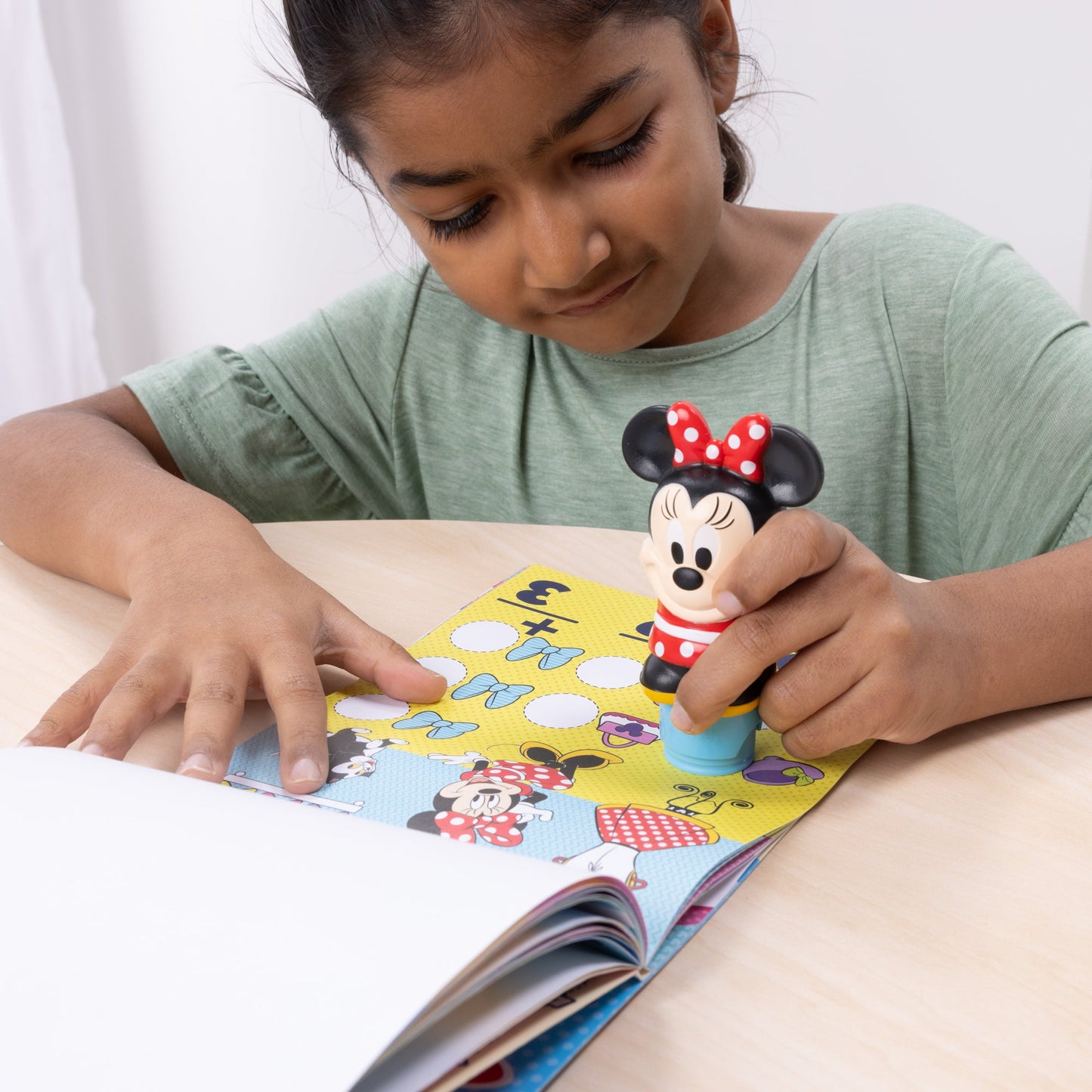 Sticker WOW!™ Disney Minnie Mouse Bundle: Activity Pad & Sticker Stamper + Mini Activity Pad and 200 Refill Stickers